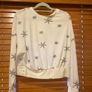 Soft snowy “Cozie” top, perfect for those snowy days! Size Lg (a1)